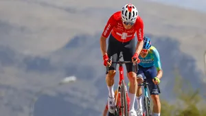 mauro schmid komt boven op de aankomst in de derde etappe van de ronde van oman