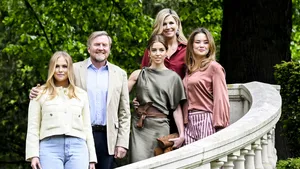 Zien: De koninklijke familie luidt de zomer in met hun jaarlijkse fotosessie! Ontdek de prachtige outfits van Máxima, Amalia, Alexia en Ariane.