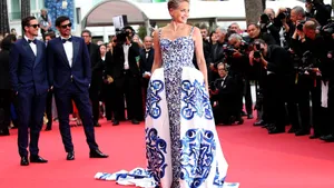 Sharon Stone wisselt à la minuut van look in Cannes