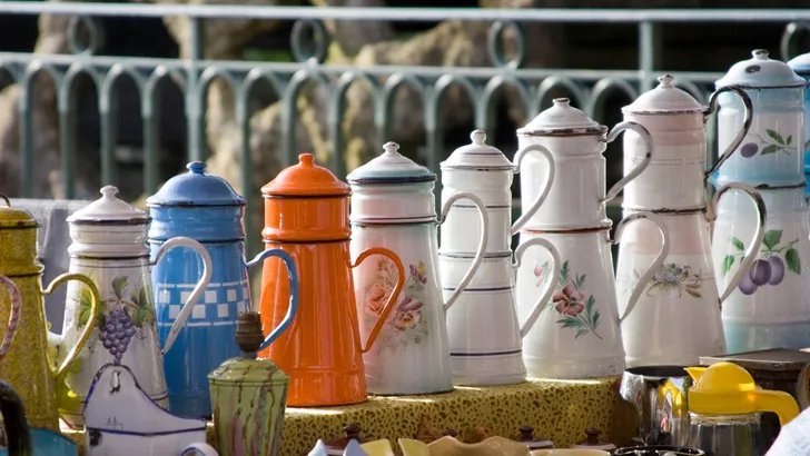 Foto van vintage items op rommelmarkt.