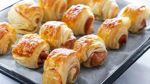 Bladerdeeghapjes met droge worst