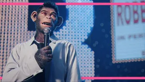 Winactie film Better Man over Robbie Williams – Still uit film van CGI-aap met microfoon op podium.