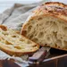 Zuurdesembrood plak afgesneden van brood op theedoek
