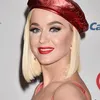 Katy Perry pronkt tijdens strandvakantie met post-baby body