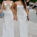 Twee vriendinnen in prachtige jurken tijdens fashion week.