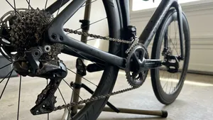 Close-up van een extreem vieze, droge ketting en cassette op een dure racefiets.