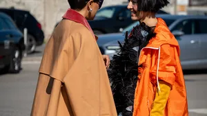 Modieuze vrouwen op straat in regenjas