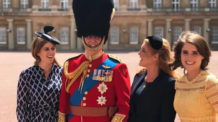 Sarah, Beatrice en Eugenie steunen prins Andrew