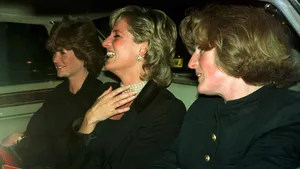 Prinses Diana samen met haar twee zussen op weg naar huis vanuit het Royal Opera House in Londen