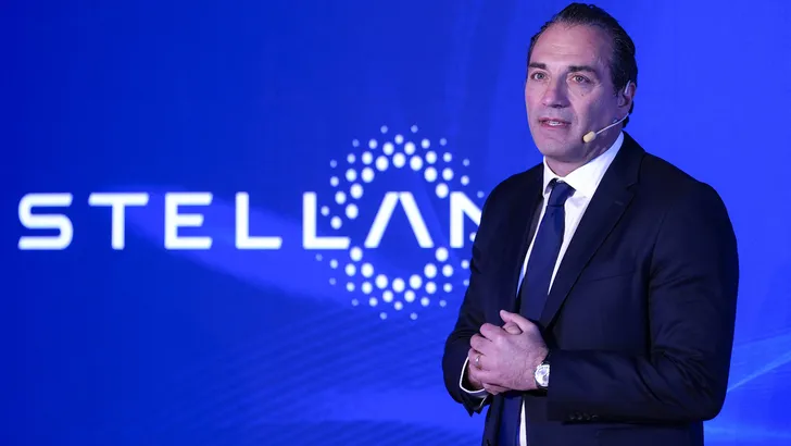 Stellantis-topman waarschuwt dat Europese chaos rond regelgeving miljardeninvesteringen in de autosector direct bedreigt