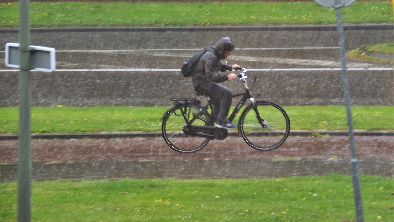 spons Aziatisch Voorkomen 10 Nare herinneringen aan in de regen naar school fietsen | Upcoming