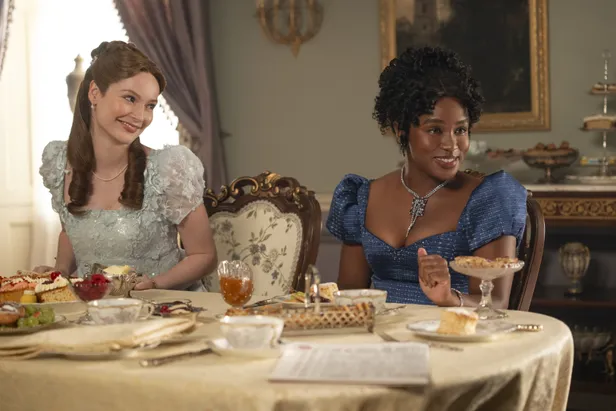 Hannah Dodd als Francesca Bridgerton met Masali Baduza als Michaela in Bridgerton
