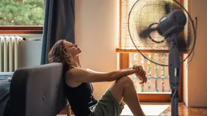 vrouw zoekt verkoeling tijdens warmte