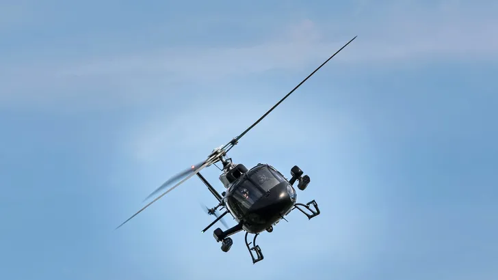 Agent gebruikt politiehelikopter om naaktfoto’s van zonnebadend model te maken