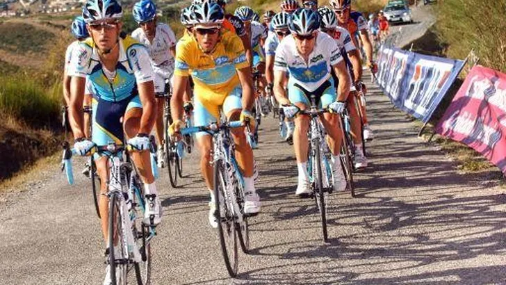 VUELTA: Peloton extreem slow-motion uit protest