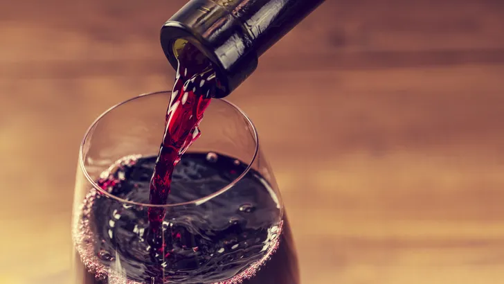 Waarom een glas wijn voor het slapengaan helpt bij het afvallen