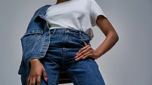 Waarom je deze lente je lichte jeans wilt inruilen voor donkere indigo