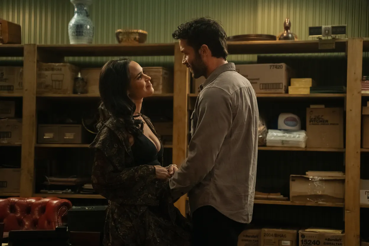 Marianly Tejada als Ellie en Jack Schumacher las Yancy in seizoen twee (aflevering één) van Ransom Canyon 
