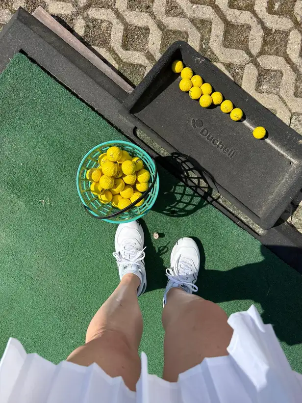 Gele golfballen op de golfbaan 