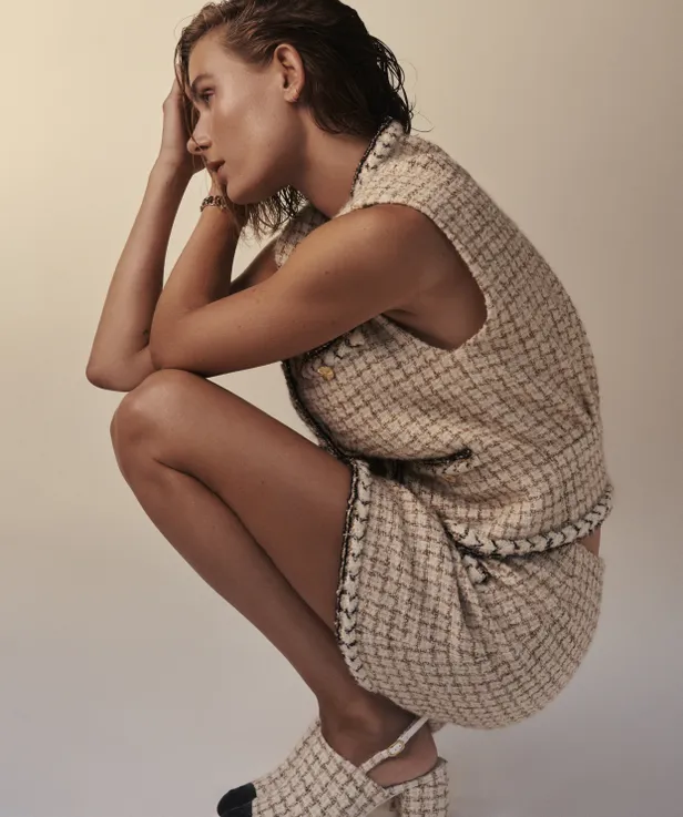 Vera van Erp in Top, rok, schoenen en Première édition Originale horloge van Chanel