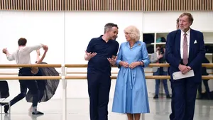 Camilla kijkend naar de repetities in het Mulryan Centre for Dance van English National Ballet