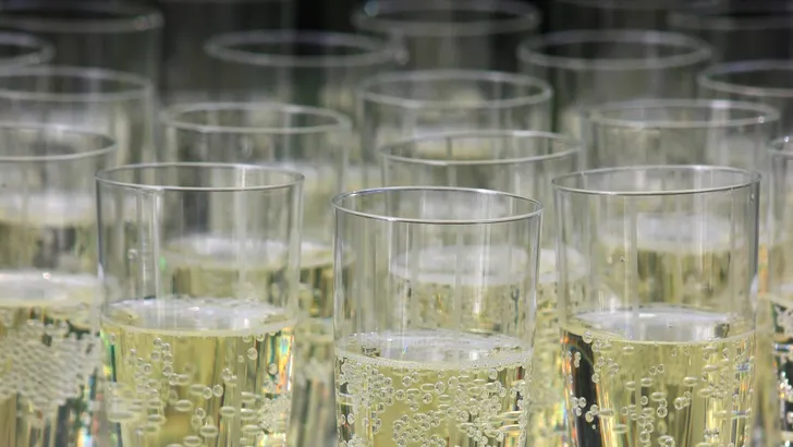 Waarom je nooit champagne uit een plastic beker moet drinken