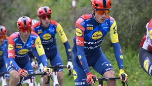Lidl-Trek gooit de werkwijze een maand voor de Tour de France volledig om. Luca Guercilena werd bedankt voor bewezen diensten, terwijl Andy Schleck de nieuwe manager wordt. Een hard gelag volgens Patrick Lefevere.