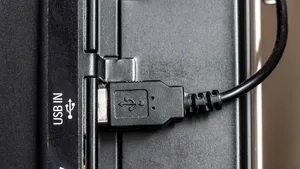 Iedereen negeert de USB-poort achterop de tv, maar met deze 4 trucs wordt hij onmisbaar