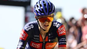 Oscar Onley in het tenue van Team Picnic PostNL van afgelopen seizoen. Zijn vertrek naar INEOS is de belangrijkste oorzaak van het enorme puntenverlies voor de Nederlandse formatie.