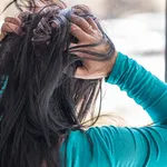 Vrouw grijpt gefrustreerd in haar - ijdel break-up