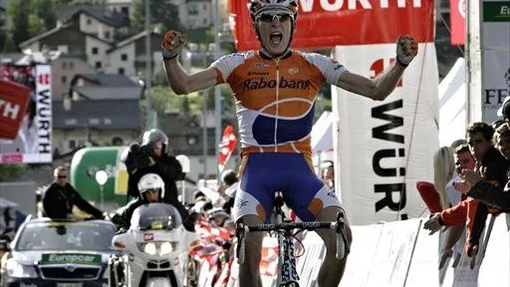 GESINK GRIJPT DE MACHT IN ZWITSERLAND