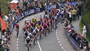 Remco Evenepoeel en Tom Pidcock in de Amstel Gold Race 2025.