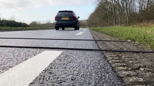 Iedereen rijdt eroverheen, maar dit is wat die zwarte slangen op de weg echt doen