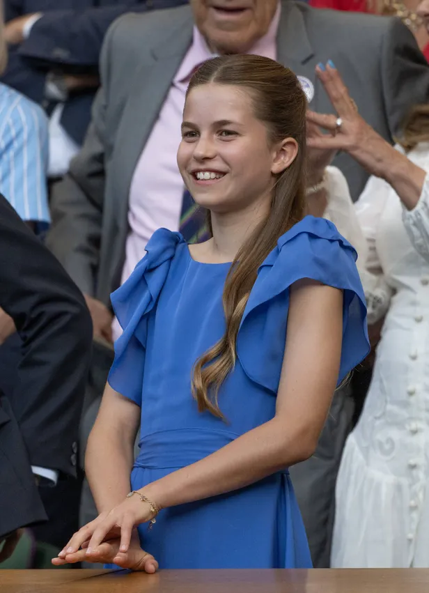 De lange bruine lokken van prinses Charlotte stelen de show op Wimbledon.