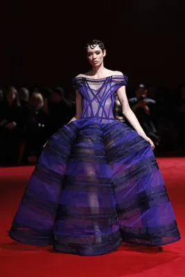 Futuristisch en toch klassiek, deze look van Christian Siriano.