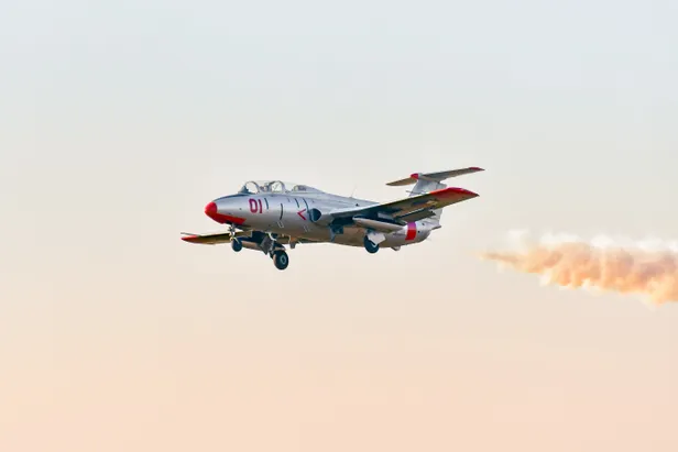 Aero L-29 Delfin militaire straaljager in de lucht tijdens de Antidotum Airshow Leszno, Polen