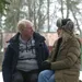 Maarten en Annette in warme kleding in gesprek in een winterse setting.