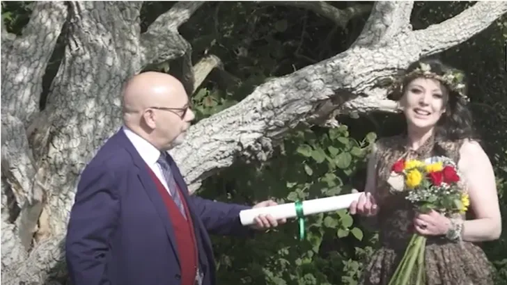 Vrouw viert jubileum van haar bruiloft met een boom