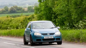 Man modificeert Volkswagen Golf met goedkope onderdelen van Temu
