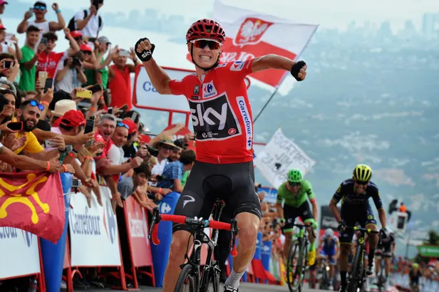 Chris Froome juicht tijdens een gewonnen Vuelta-etappe in 2017