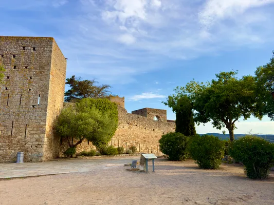 Geen filters nodig. Alleen zon, steen en stilte. Dit is het dorp dat Catalonië wil verstoppen – en jij wil vinden.