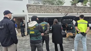 De Spaanse Guardia Civil doen onderzoek bij de woning van de 56-jarige hoofdverdachte in Spanje