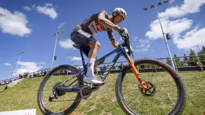 Mathieu van der Poel in actie op de mountainbike.
