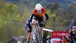 Beeld van de finish van de vrouwen op de Muur van Hoei in de Waalse Pijl 2025.