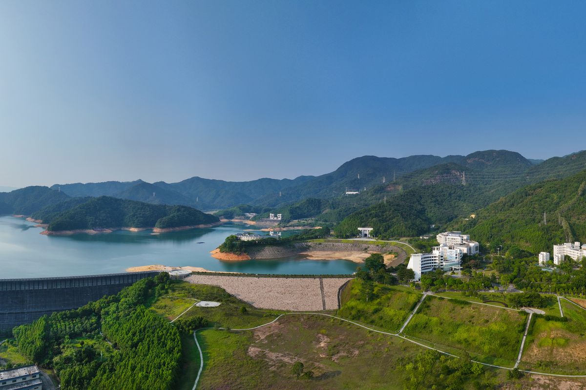 China bouwt niet alleen EV’s, maar zet nu ook bergen in als gigantische waterbatterij