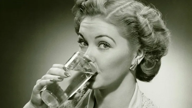 vrouw retro glas water