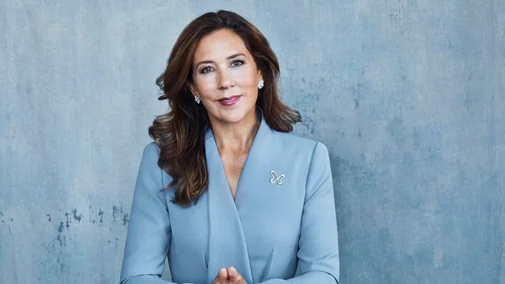 Prinses Mary rijdt te paard door leeg Kopenhagen 