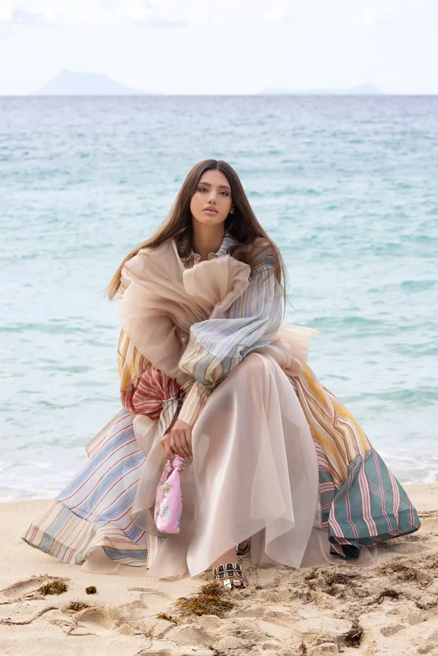 Jurk: Zimmermann | Top en rok: Gaby Charbachy | Schoenen: Manolo Blahnik | Tas: Reco
