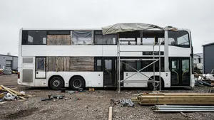 Duits gezin bouwt na uithuiszetting oude dubbeldekkerbus om tot permanente woning