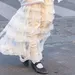 vrouw draagt lange witte kante rok - lace skirt